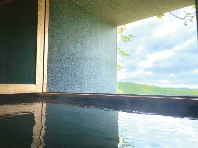 標高800mに位置しています。旅館からは日の出や蔵王連峰の美しい眺望を楽しめる、開放感あふれる温泉です。